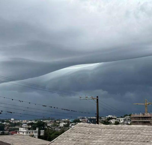 nuvem prateleira, ou shelf cloud, ou Cumulonimbus em cimda da cidade de Chapecó (SC)