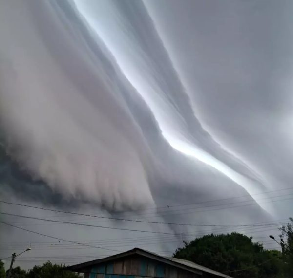 nuvem prateleira, ou shelf cloud, ou Cumulonimbus em cimda da cidade de Chapecó (SC)