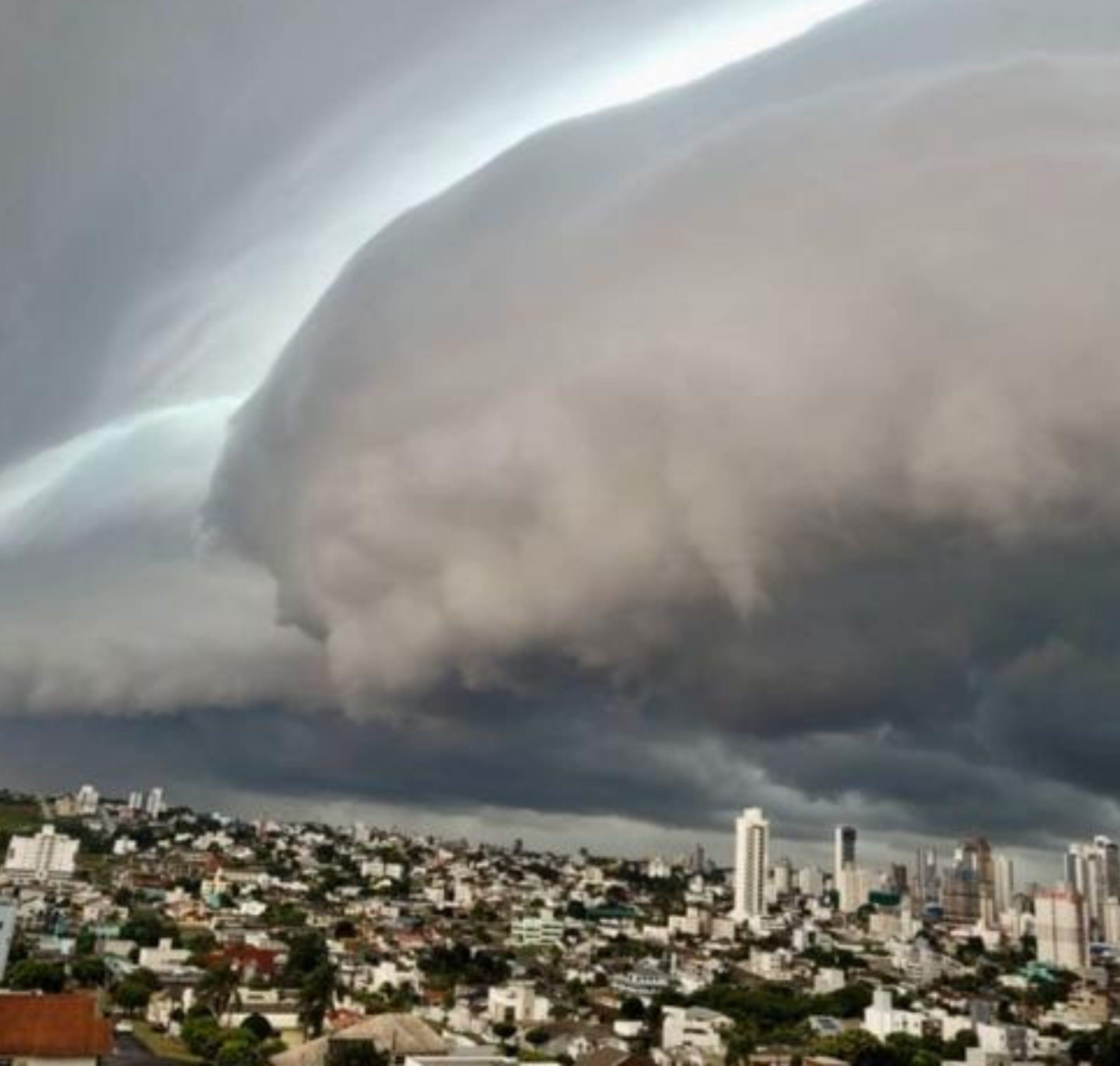  nuvem prateleira, ou shelf cloud, ou Cumulonimbus em cimda da cidade de Chapecó (SC) 