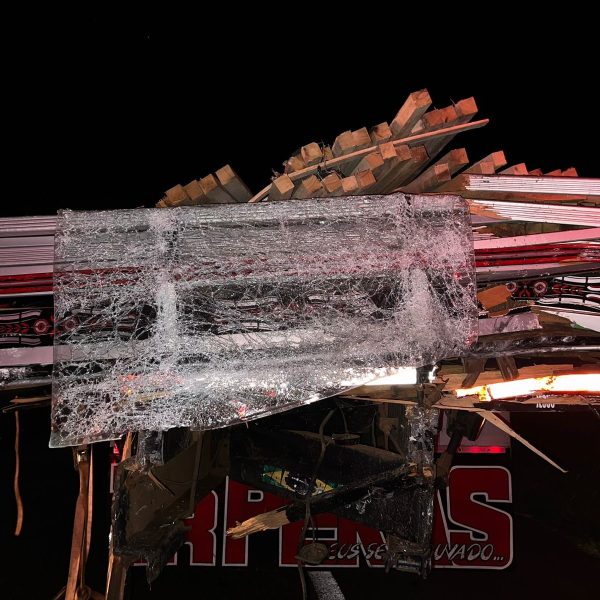 Ônibus bate em traseira de caminhão carregado de madeira, na PR-444