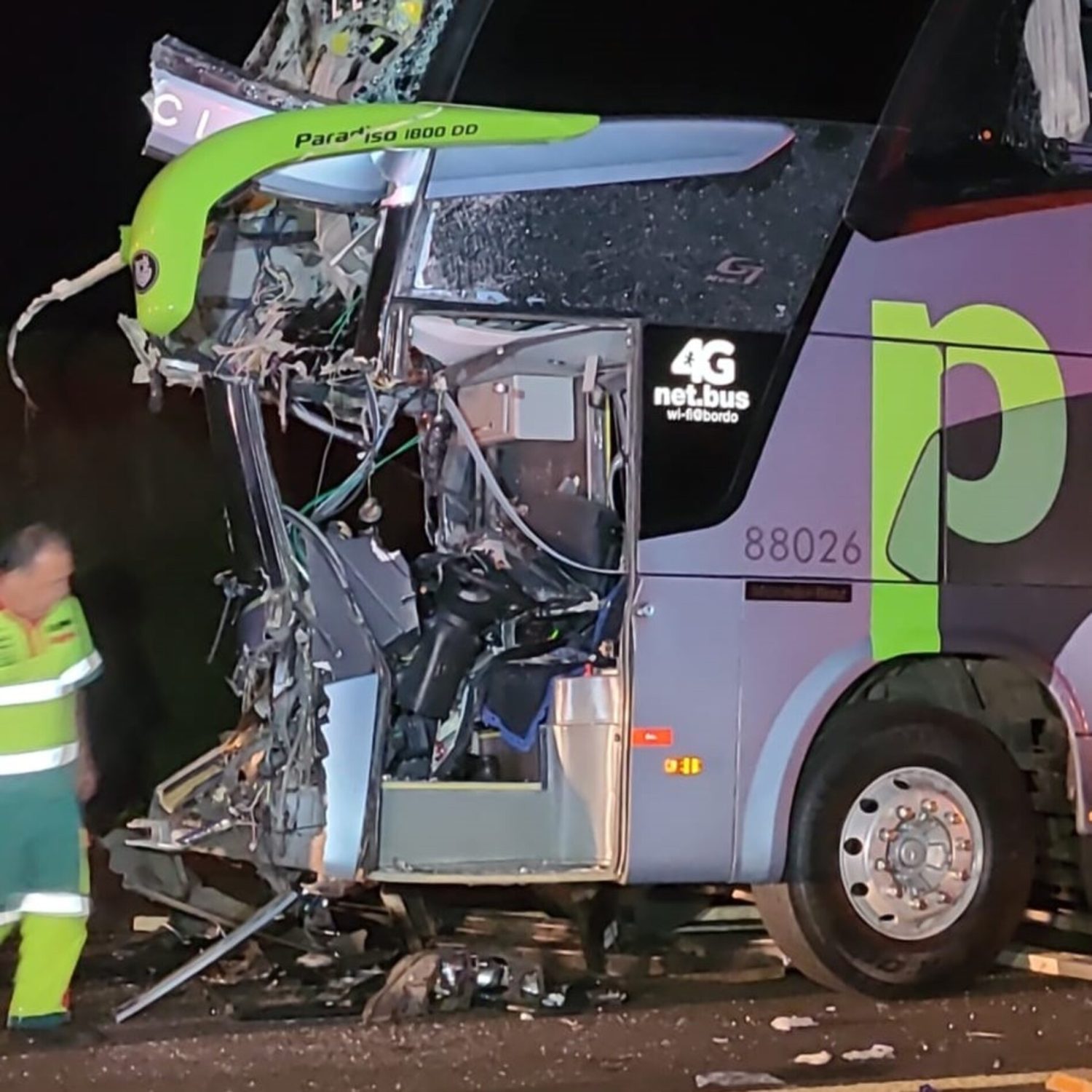  Ônibus bate em traseira de caminhão carregado de madeira, na PR-444 