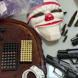 arma, balas e máscara