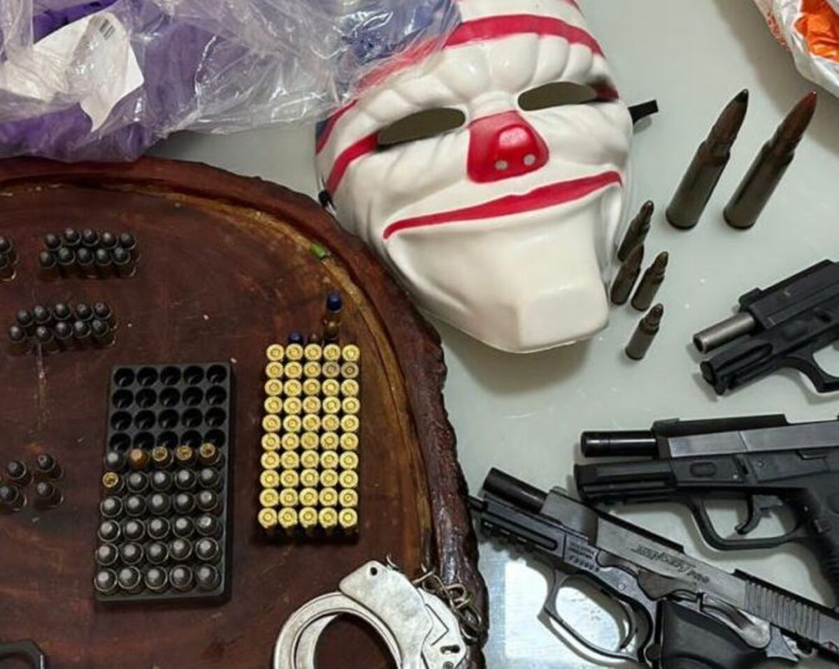  arma, balas e máscara 
