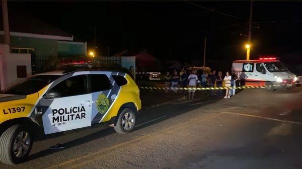 viatura da polícia militar em residência onde jovem foi morto