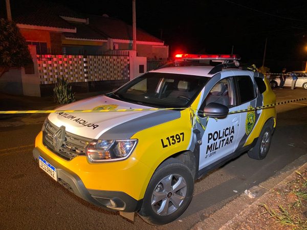 viatura da polícia militar em residência onde jovem foi morto