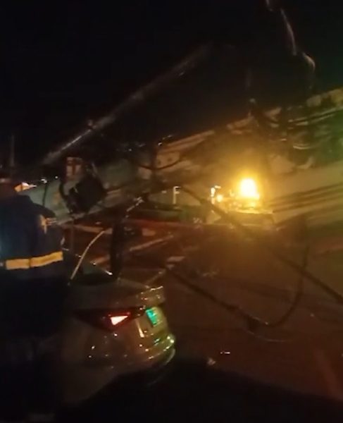 Strike: motorista bate e derruba cinco postes em avenida do Paraná; vídeo