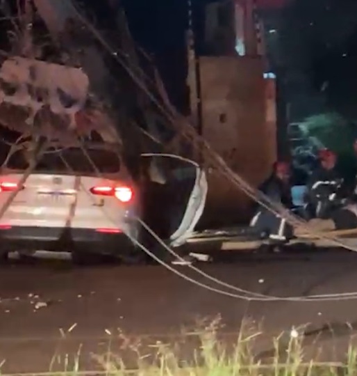  Strike: motorista bate e derruba cinco postes em avenida do Paraná; vídeo 