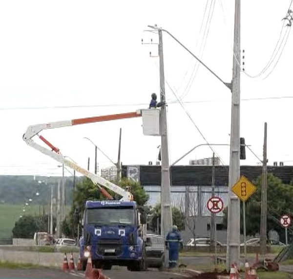 Strike: motorista bate e derruba cinco postes em avenida do Paraná; vídeo