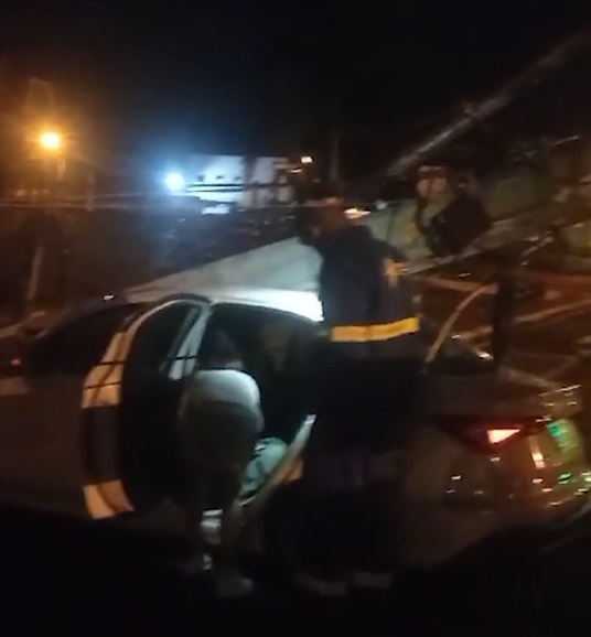 Strike: motorista bate e derruba cinco postes em avenida do Paraná; vídeo