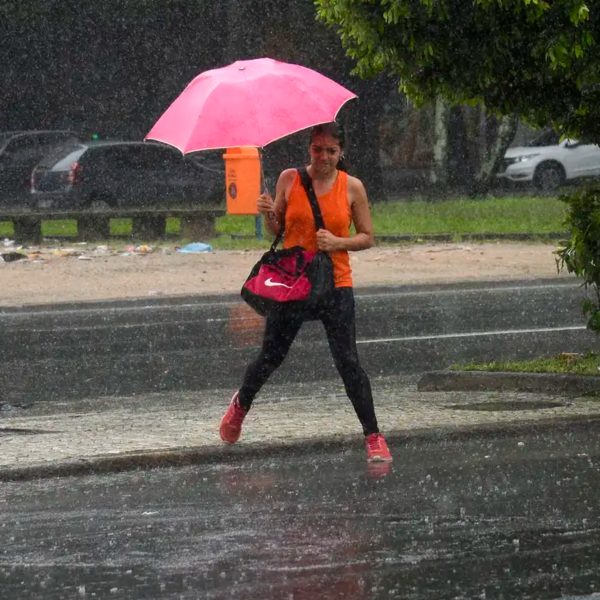 Previsão do tempo aponta fim de semana com tempo abafado e chuva forte no Paraná