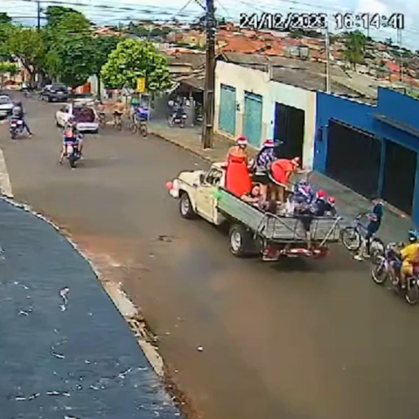 Uma carreata natalina passava pelo bairro e foi invadida pelos motociclistas