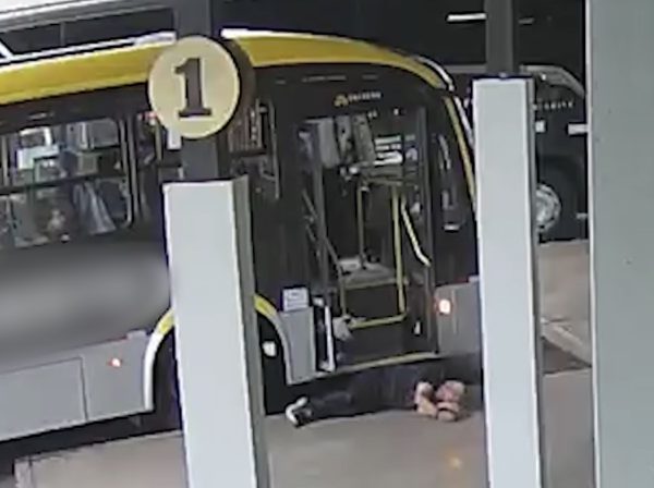 Idoso fica em estado grave após ser agredido e cair de ônibus no Paraná; VÍDEO