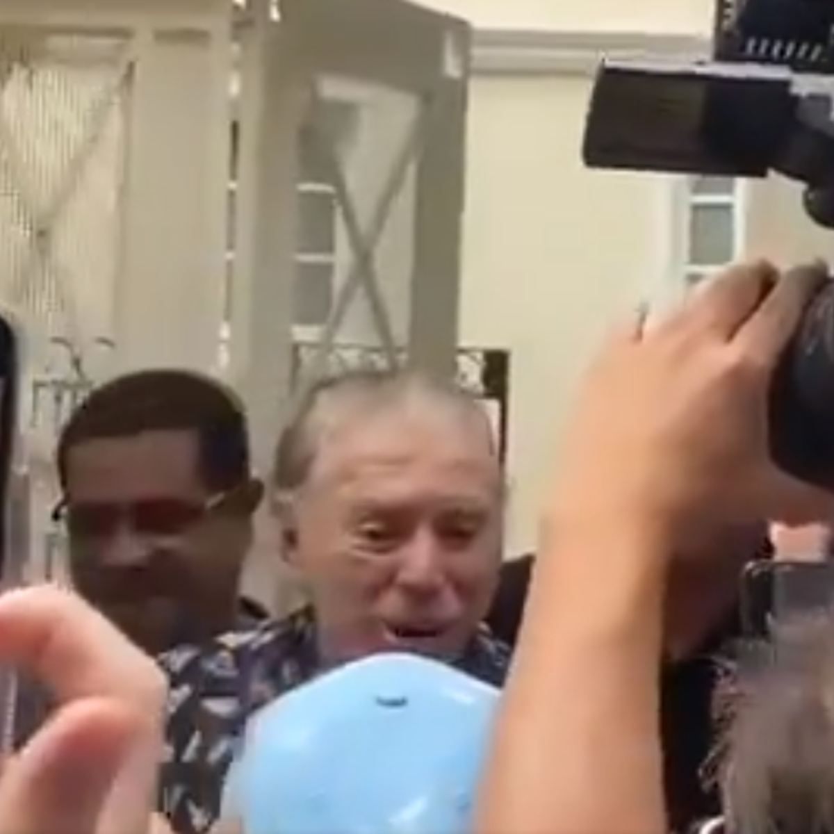  Silvio Santos completa 93 anos e recebe surpresa de fãs em porta de casa 
