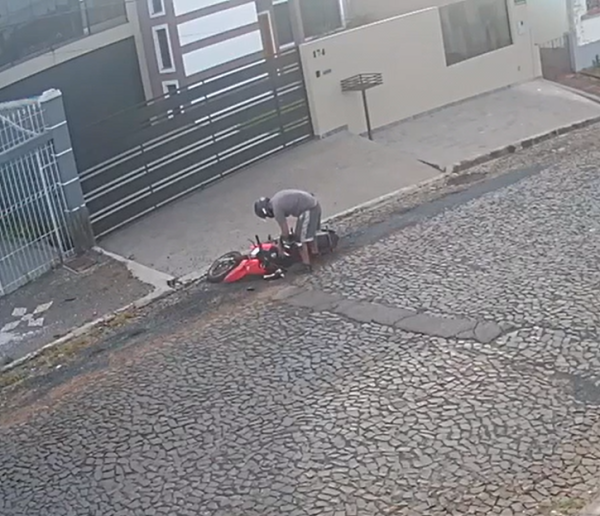 Motociclista Que Deu Tapa Em Nádegas De Mulher E Caiu Em Seguida é Condenado No Pr Br 2365