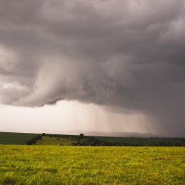 Frente fria traz chuva e risco de temporal no Paraná, diz Simepar; veja previsão