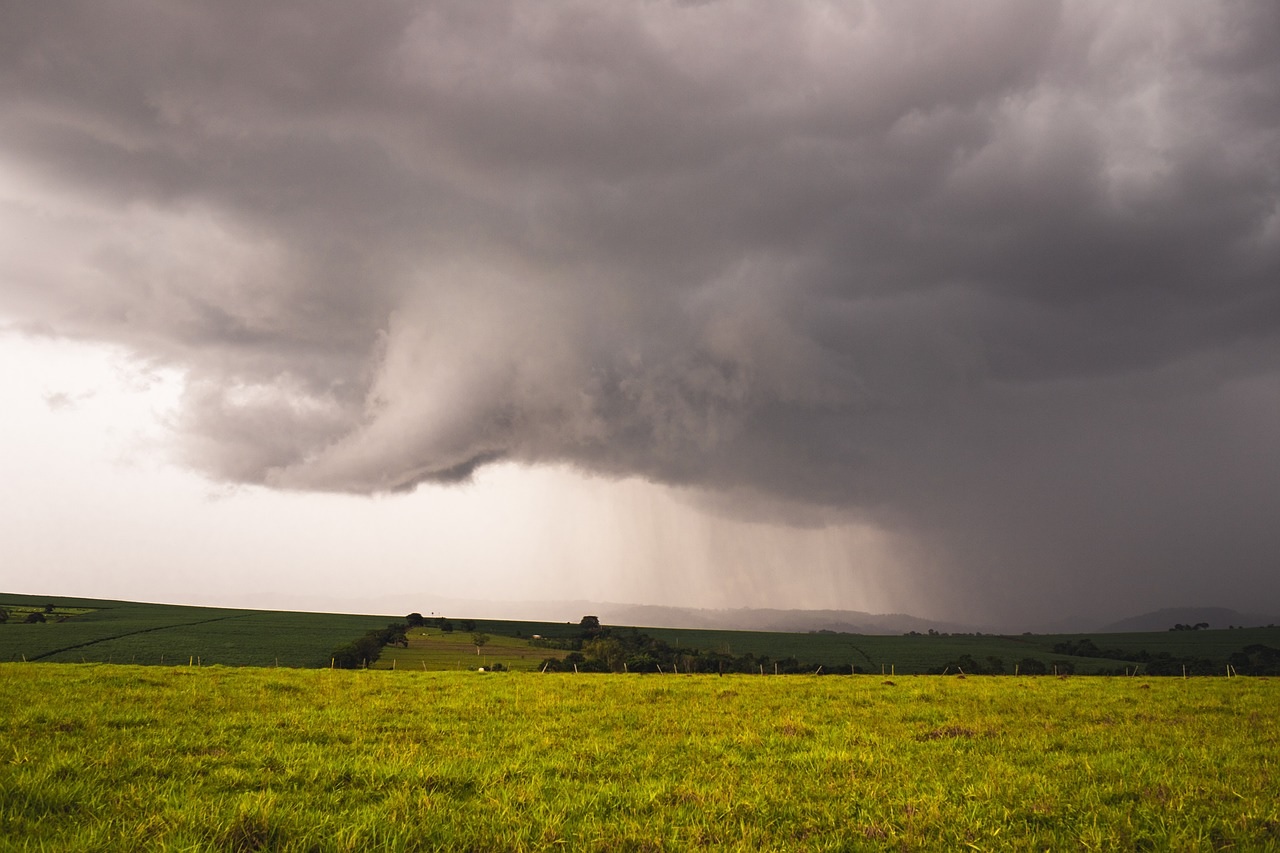  Frente fria traz chuva e risco de temporal no Paraná, diz Simepar; veja previsão 