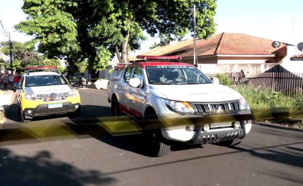 policiais na ocorrência de homicídio em Maringá