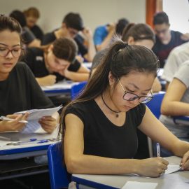 8,7 mil candidatos prestam Vestibular da UEM em 12 cidades do Paraná.