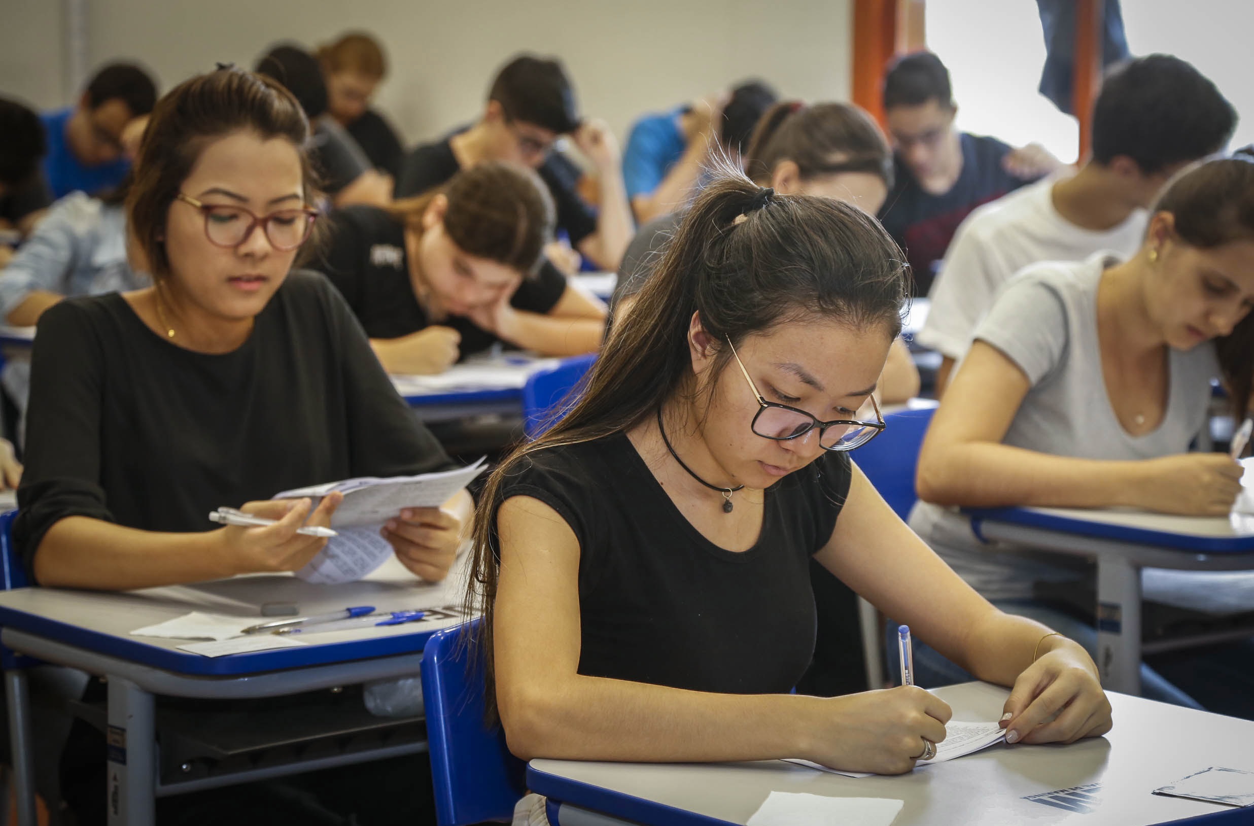  8,7 mil candidatos prestam Vestibular da UEM em 12 cidades do Paraná. 