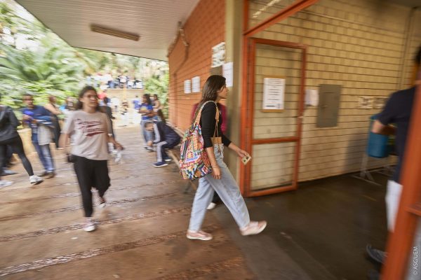 8,7 mil candidatos prestam Vestibular da UEM em 12 cidades do Paraná.