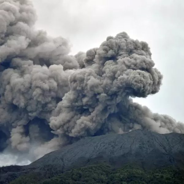  Vulcão em erupção deixa 11 alpinistas mortos; 12 continuam desaparecidos 