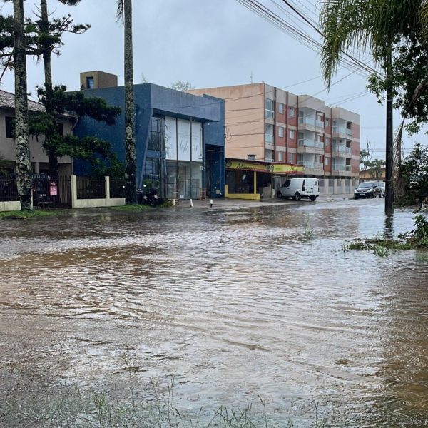 rua alagada no Litoral do Paraná