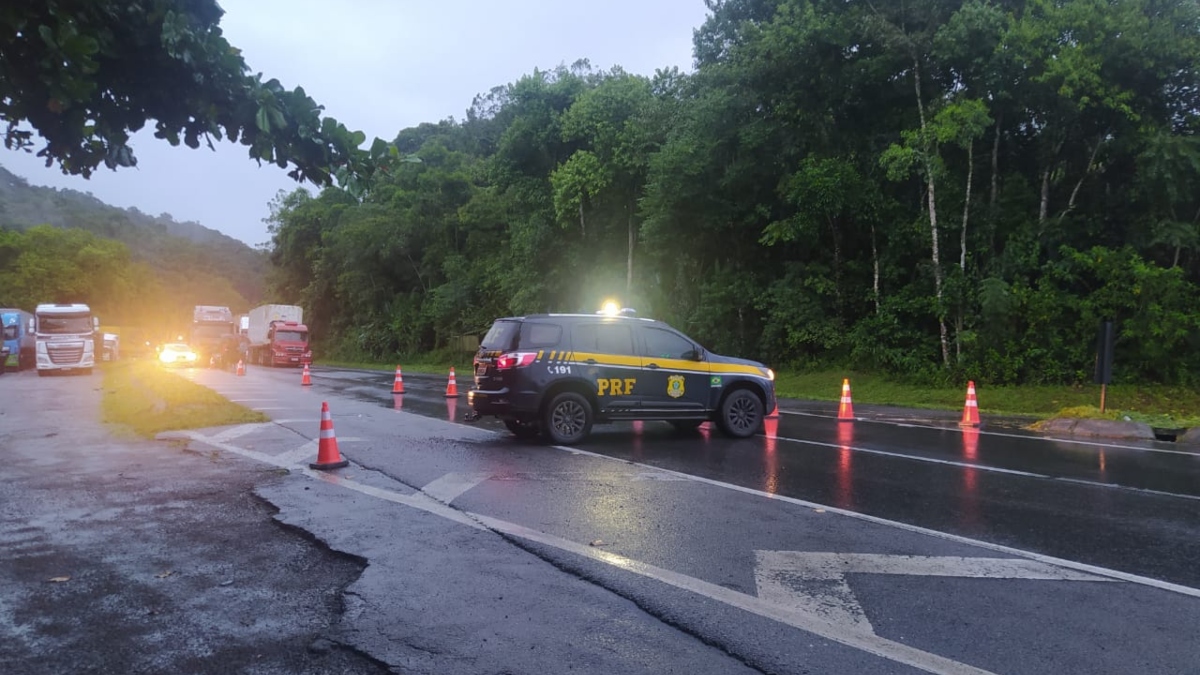  br-277 com viatura da PRF fazendo bloqueio e veículos aguardando na fila 