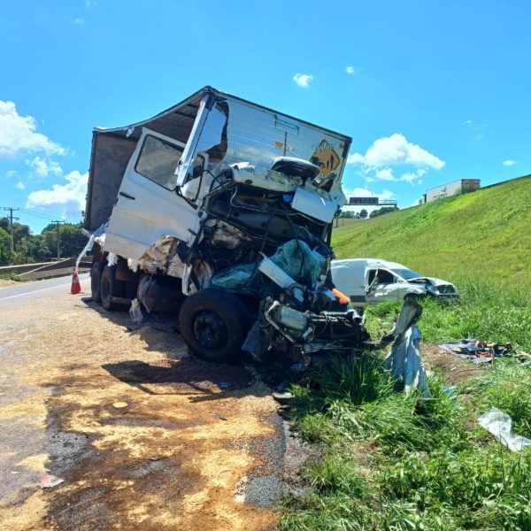 Veículos destruídos acidente br-277