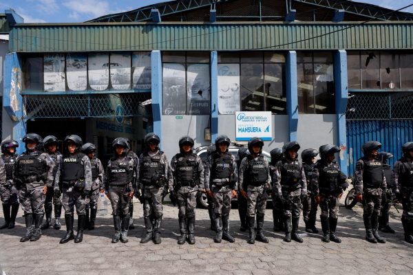 policiais sequestrados em estado de emergência no Equador