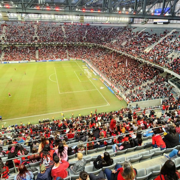 Torcida do Athletico com mulheres e crianças