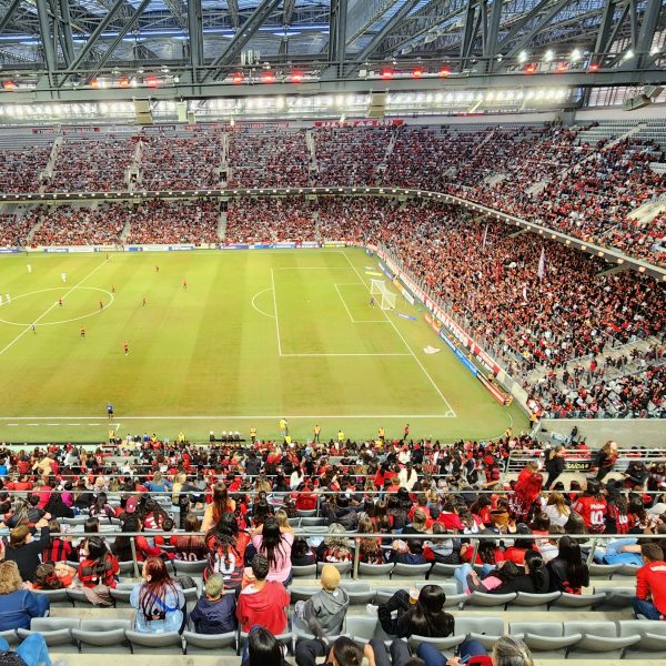 Torcida do Athletico com mulheres e crianças