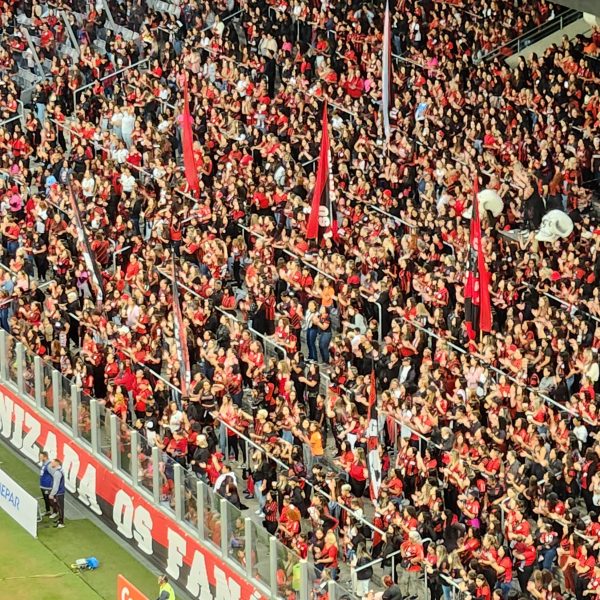 Torcida do Athletico com mulheres e crianças