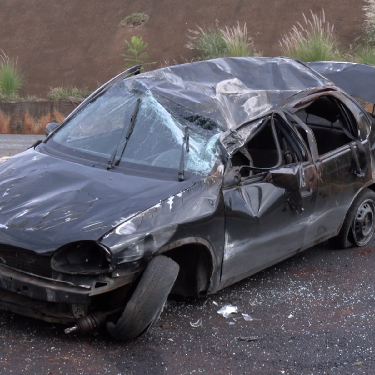  Carro com danos causados por acidente. 