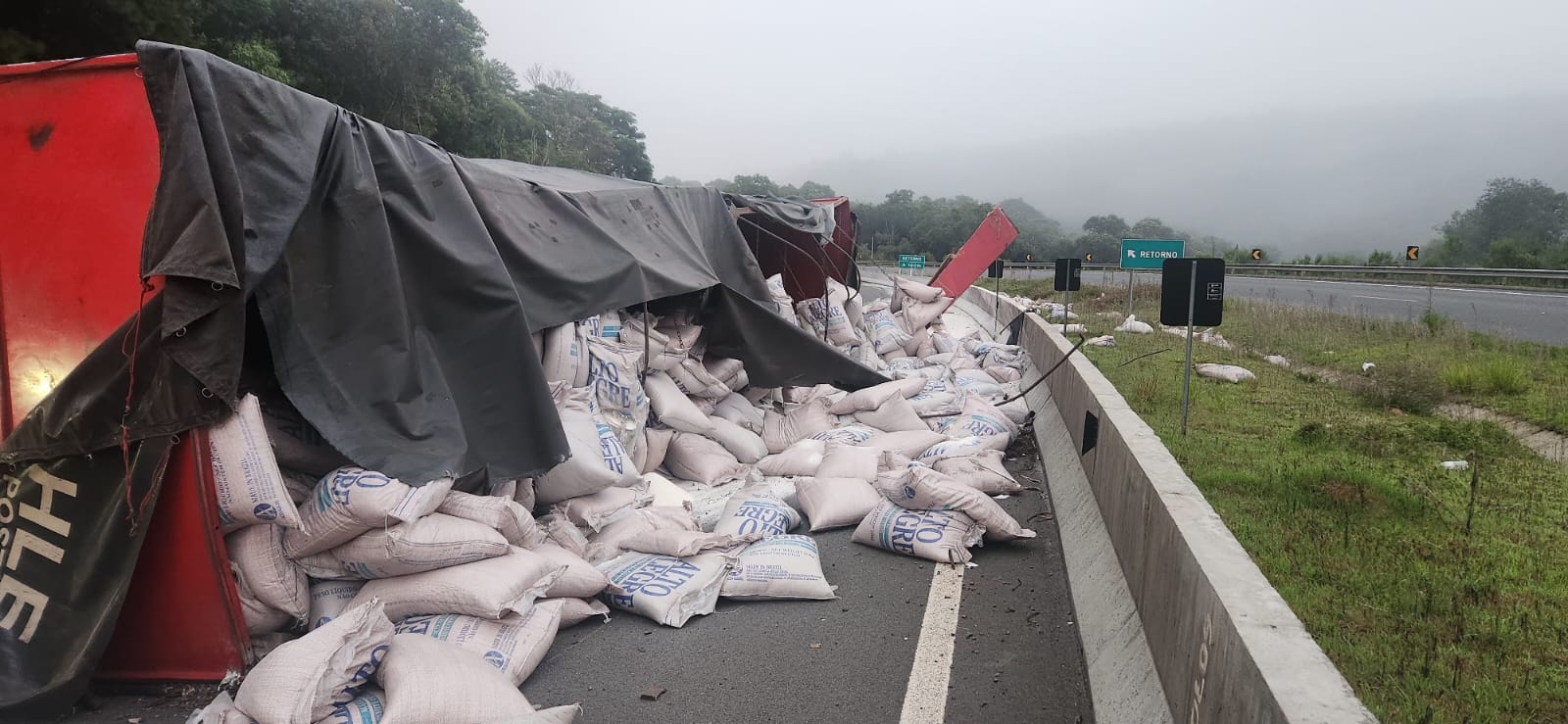  Caminhão carregado com açúcar tomba na BR-376 