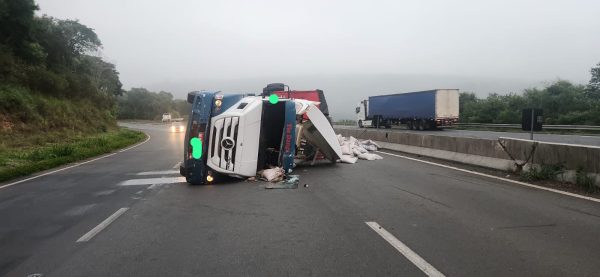 Caminhão carregado com açúcar tomba na BR-376