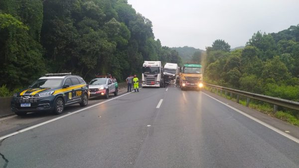 Caminhões colidiram na BR-376, sentido Santa Catarina