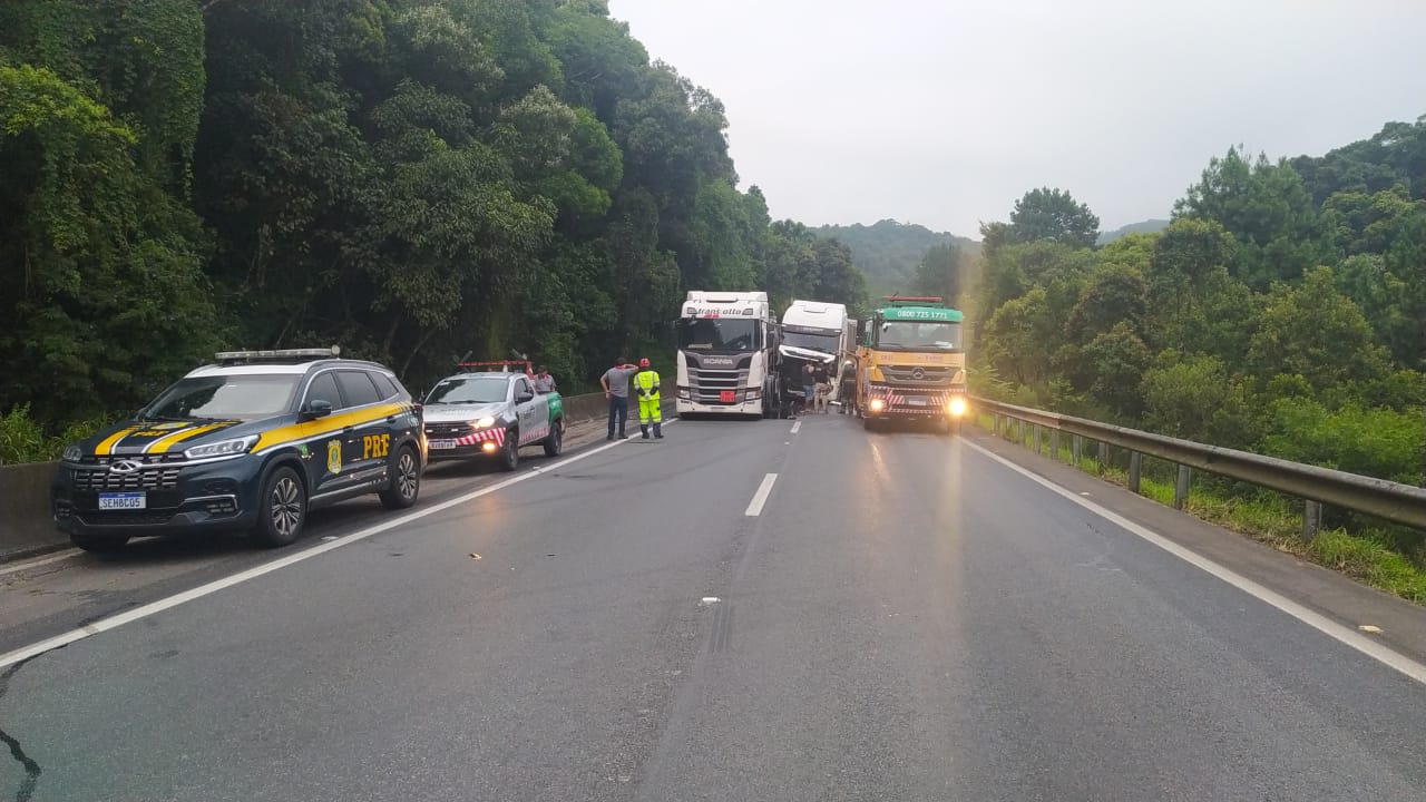  Caminhões colidiram na BR-376, sentido Santa Catarina 