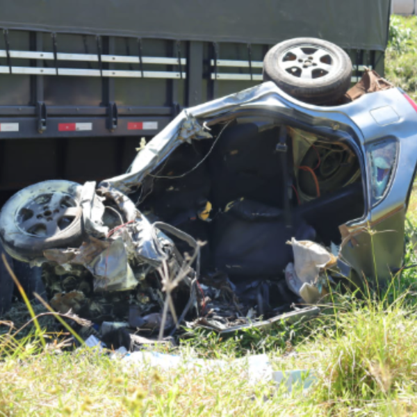 carro totalmente destruído após acidente com carreta