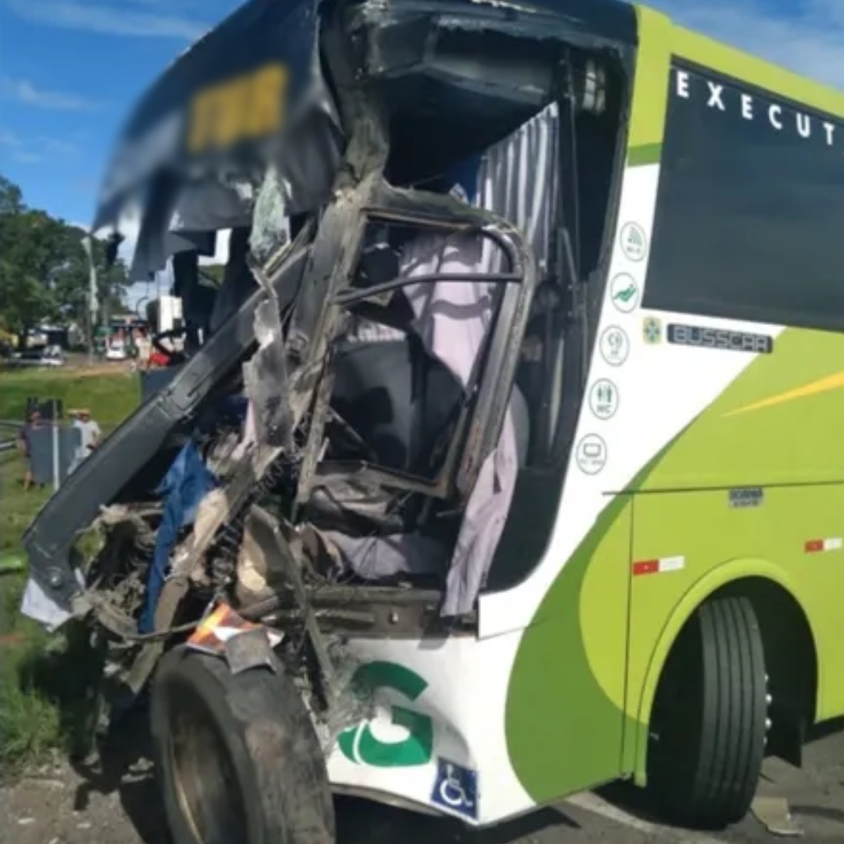  acidente pr-092 deixa frente de ônibus destruída 