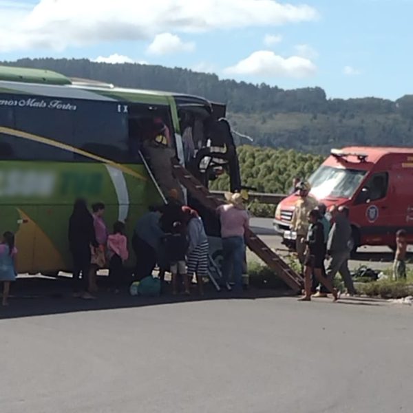 acidente pr-092 deixa frente de ônibus destruída