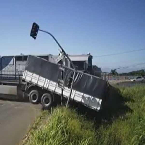 Caminhão atingido por trem em Ponta Grossa