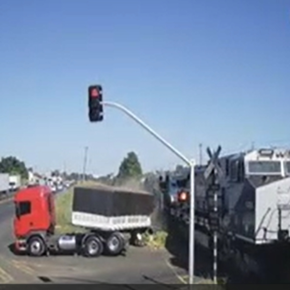  Caminhão atingido por trem 