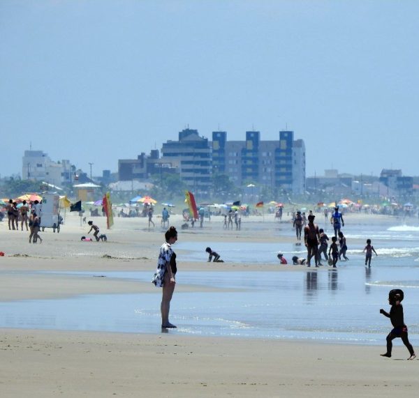 policiais militares feridos em capotamento de viatura na beira da praia