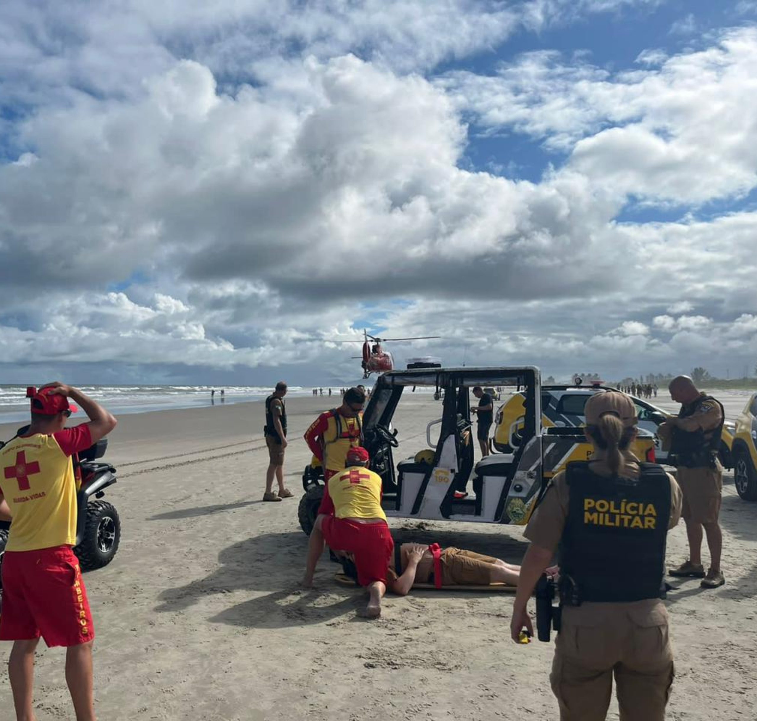  policiais militares feridos em capotamento de viatura na beira da praia 