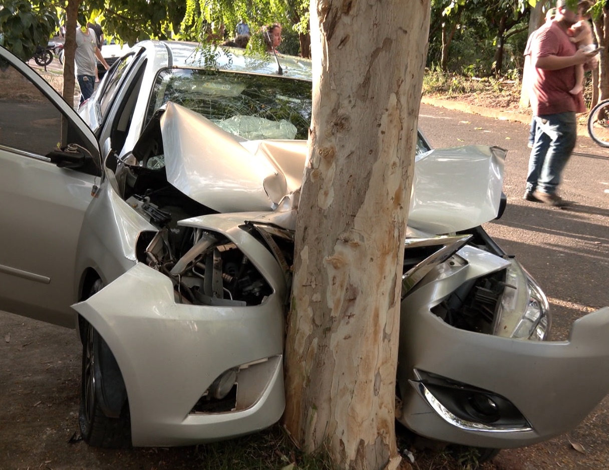  motorista bate árvore mulher braço amputado 