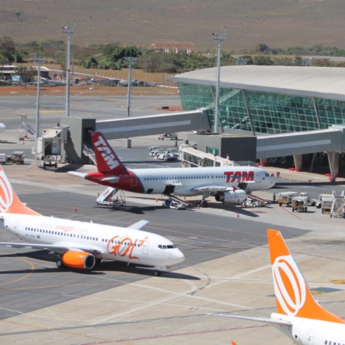 Aeronave 'Bandeira Azul' pousa no Aeroporto de Maringá e repercute