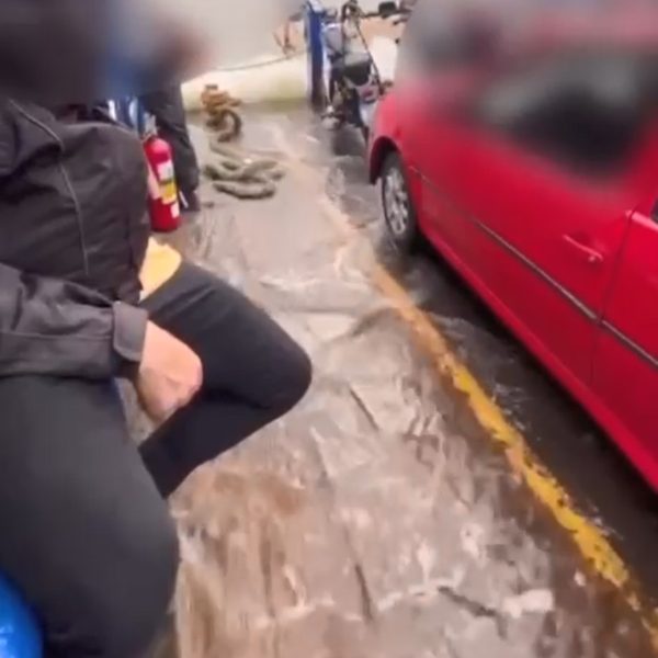 Após temporais, água invade ferry boat e assusta passageiros