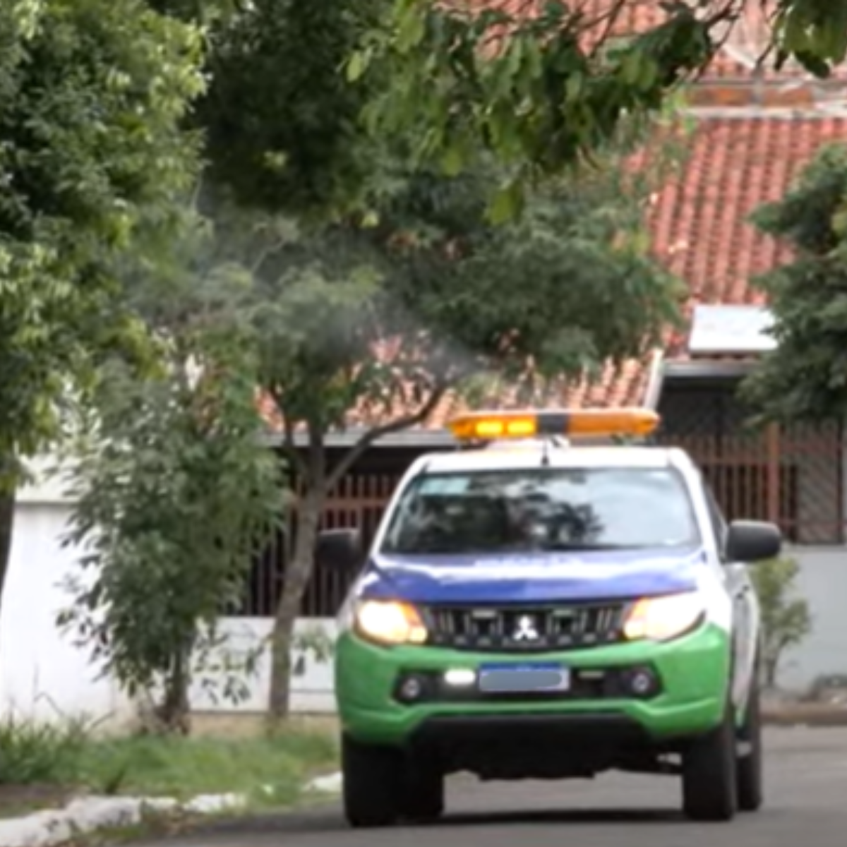  carro com fumacê para combater a dengue em apucarana 