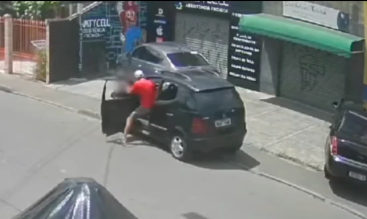  Carro atropela pai e filho 