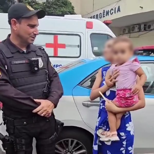 Policial salva bebê